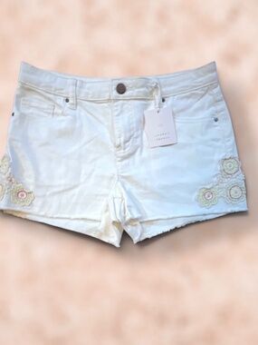 Lauren Conrad White with Crochet Appliqué Jean Shorts sz 6. NWT